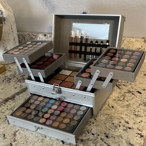 Luxurious Eyeshadow Palette with Assorted Shades